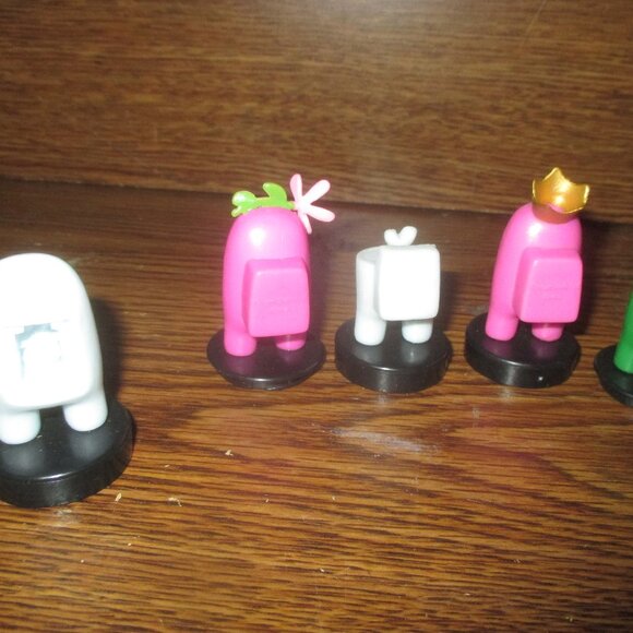 Lot of 8 Among Us 2" vinyl videogame Figures (7 stampers and figure) - Picture 6 of 9